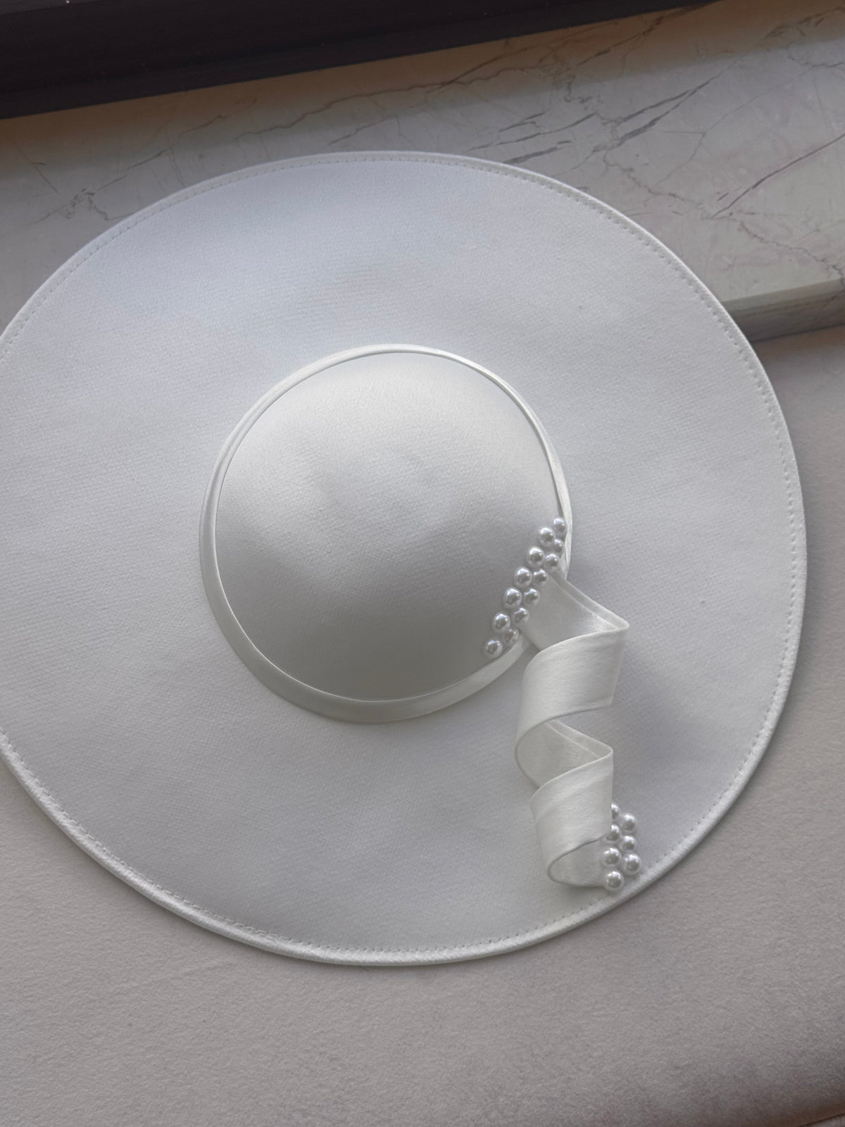 Elegant White Wide Brim Bridal Hat with Bow – Luxury Wedding Guest Hat
