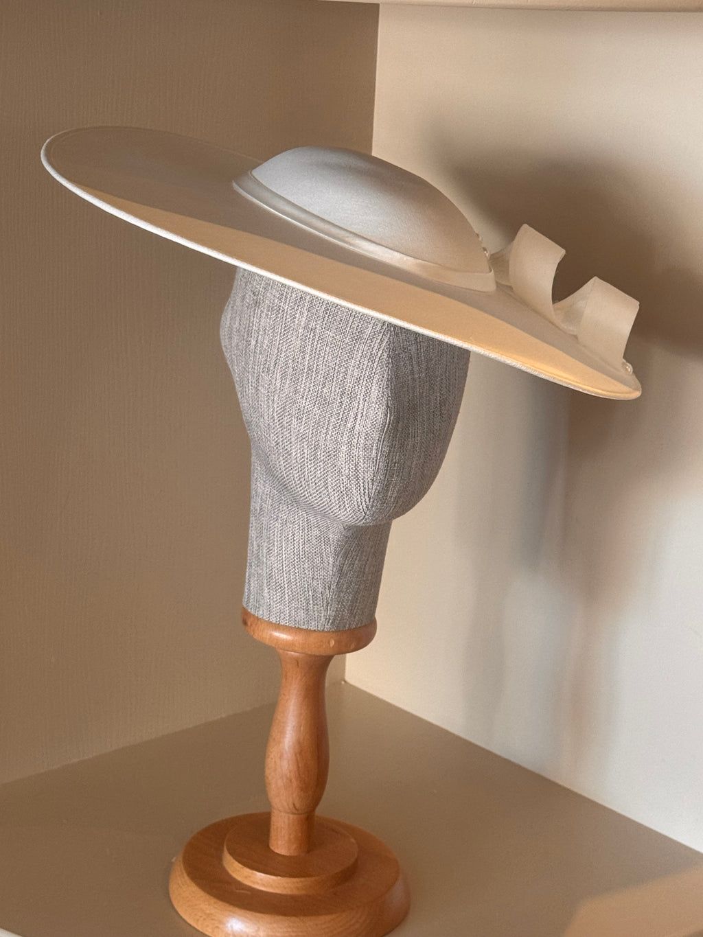 Elegant White Wide Brim Bridal Hat with Bow – Luxury Wedding Guest Hat
