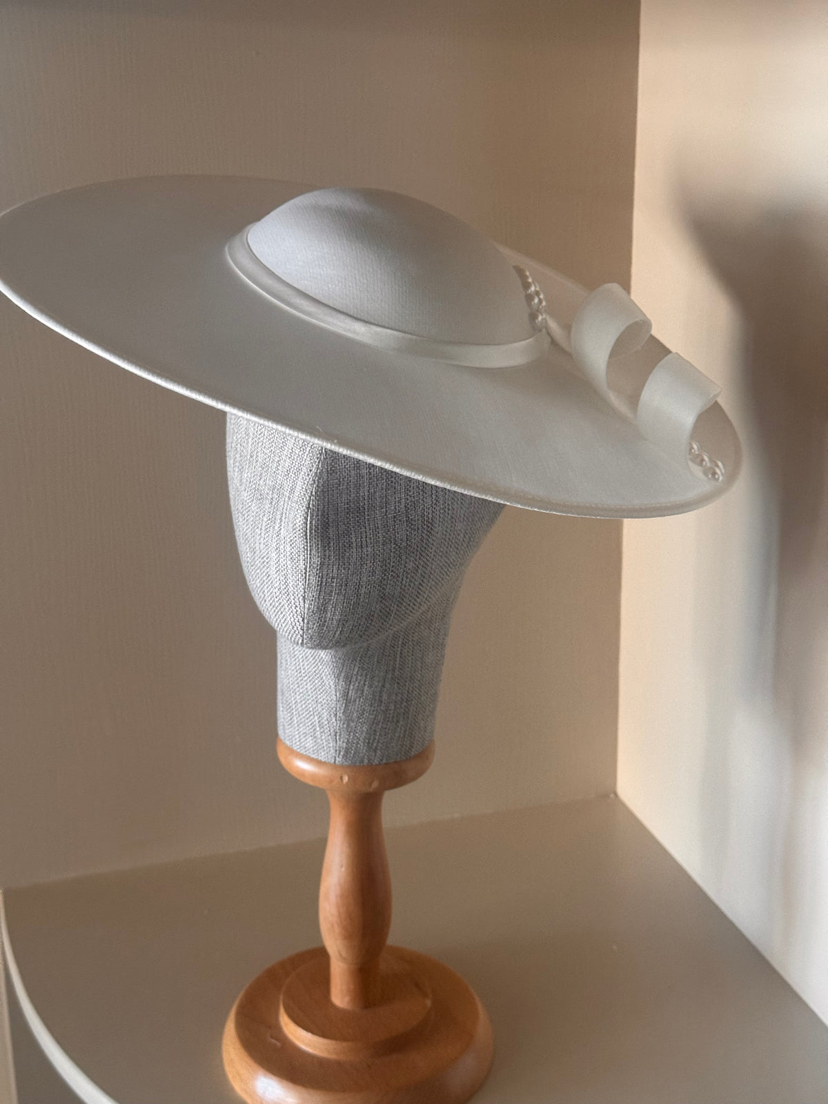Elegant White Wide Brim Bridal Hat with Bow – Luxury Wedding Guest Hat