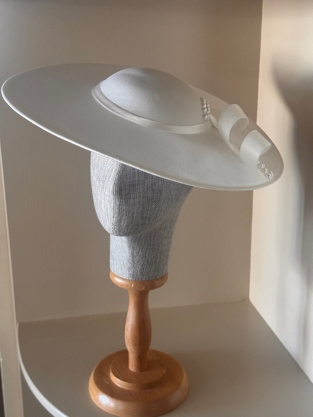 Elegant White Wide Brim Bridal Hat with Bow – Luxury Wedding Guest Hat